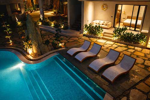 Ligbedden bij het zwembad van Bella Vida Resort, Uluwatu Bali