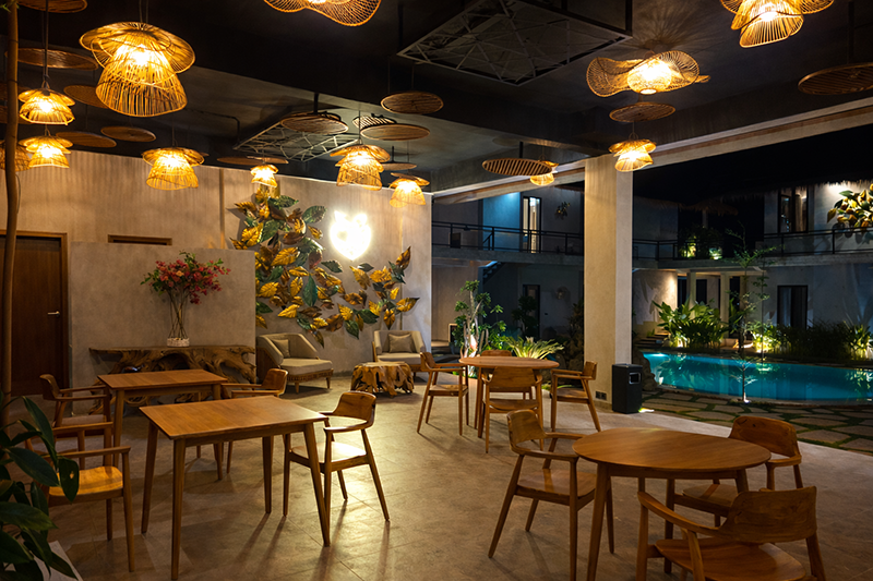 Bella Vida Restaurant Uluwatu – pool view dining